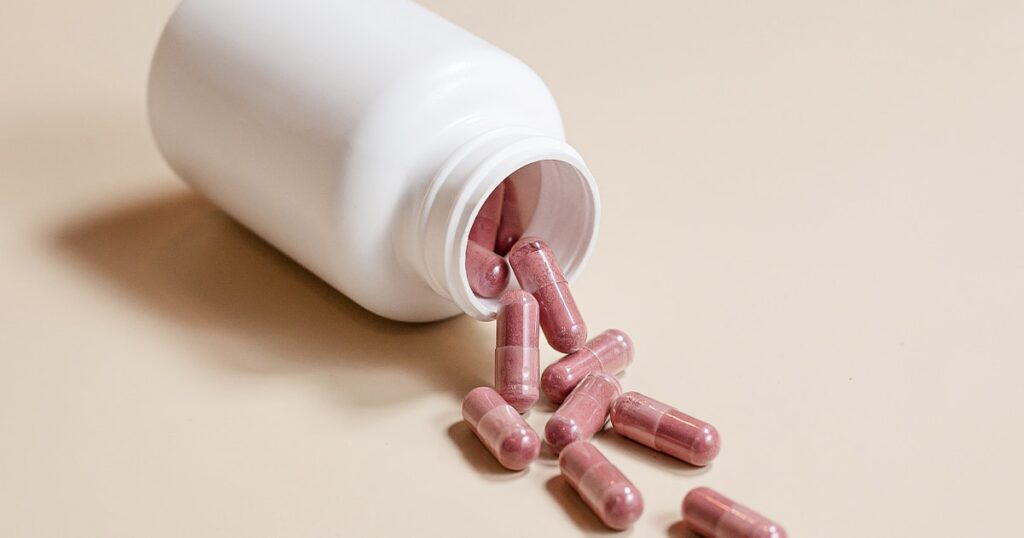 Suplementos de vitamina A en frasco blanco